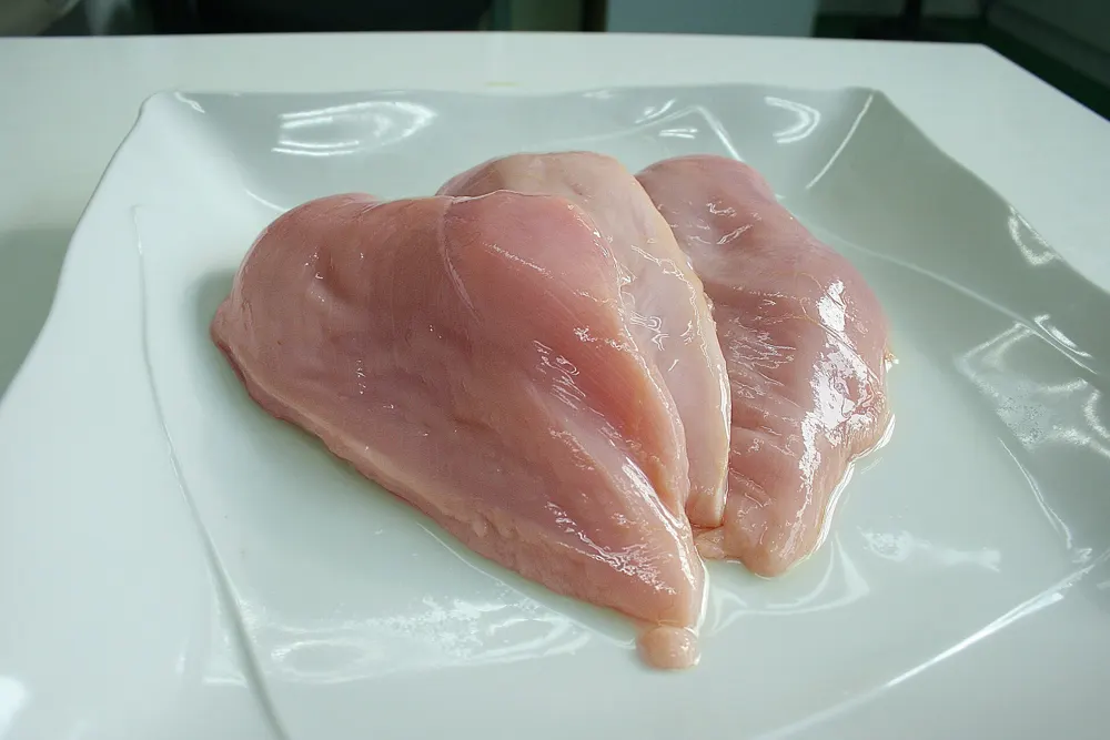 Pechugas de pollo crudas en un plato