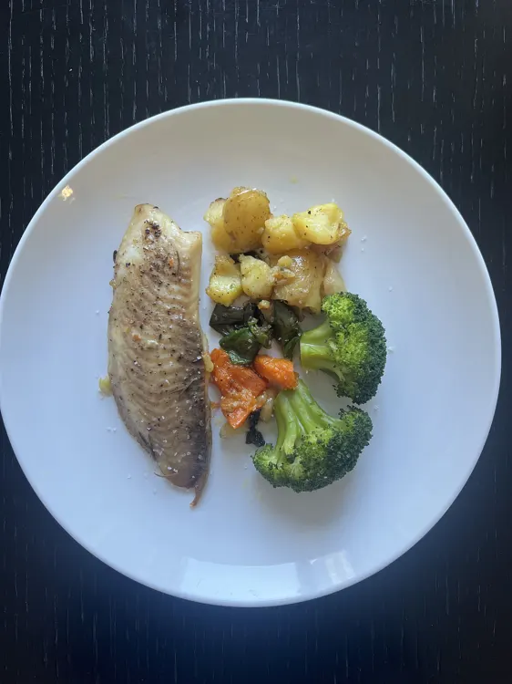 Plato con pescado, brócoli, zanahoria y patata