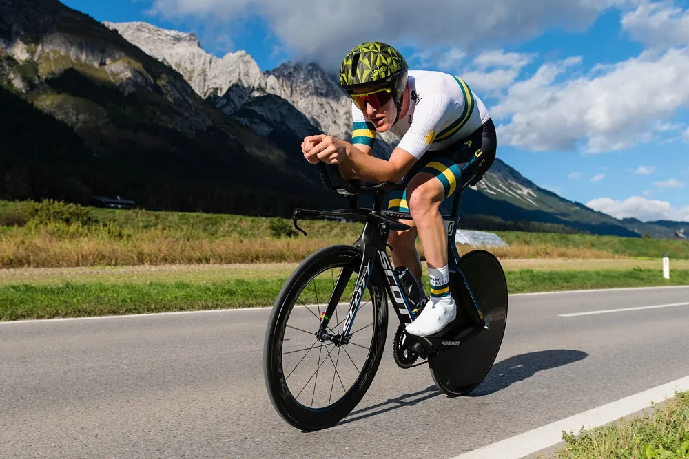 Ciclista en carretera en posición aerodinámica