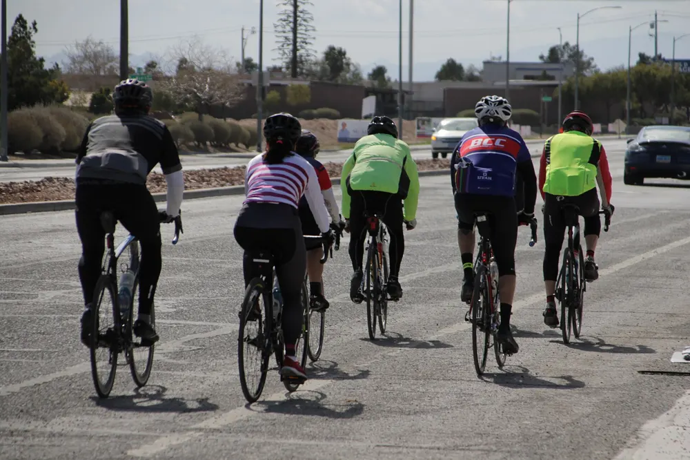 Grupo de ciclistas en carretera