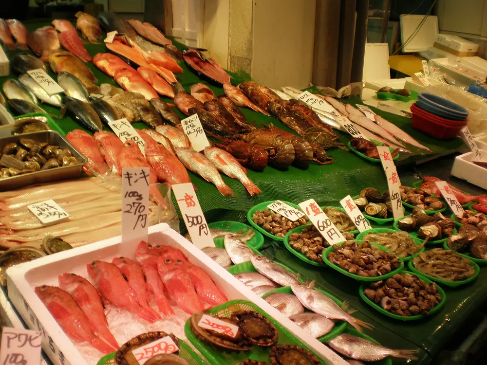 Puesto de pescado y marisco en un mercado