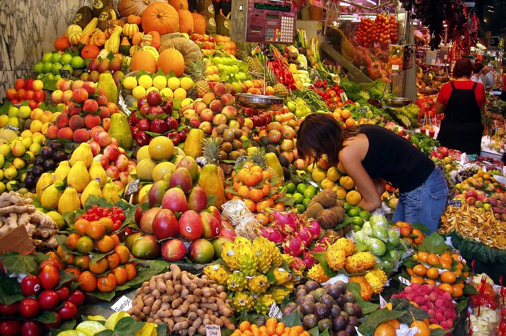 Puesto de frutas en un mercado