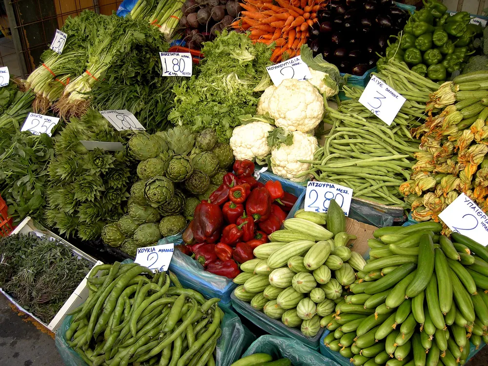 Verduras frescas en un puesto de mercado