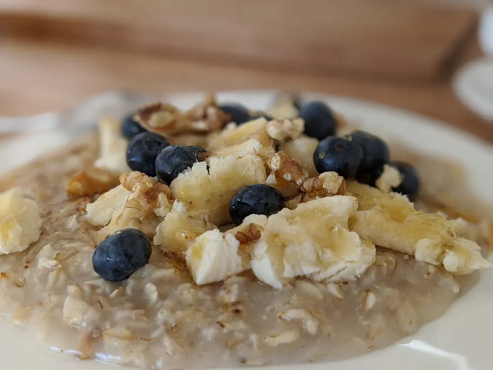 Gachas de avena con plátano, arándanos y nueces