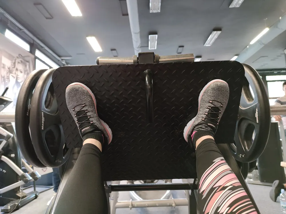 Prensa de piernas con discos, vista desde el asiento