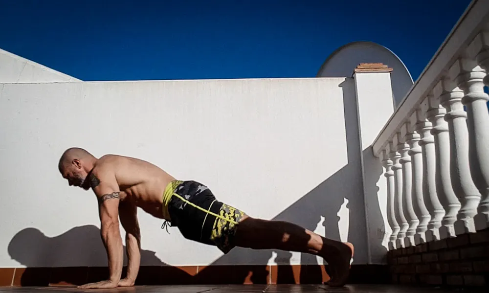 Burpee: posición de plancha antes del salto