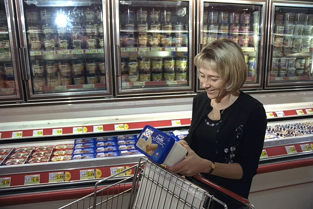Persona leyendo un envase en el supermercado