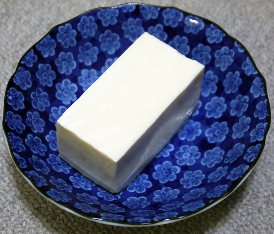 Bloque de tofu en un plato