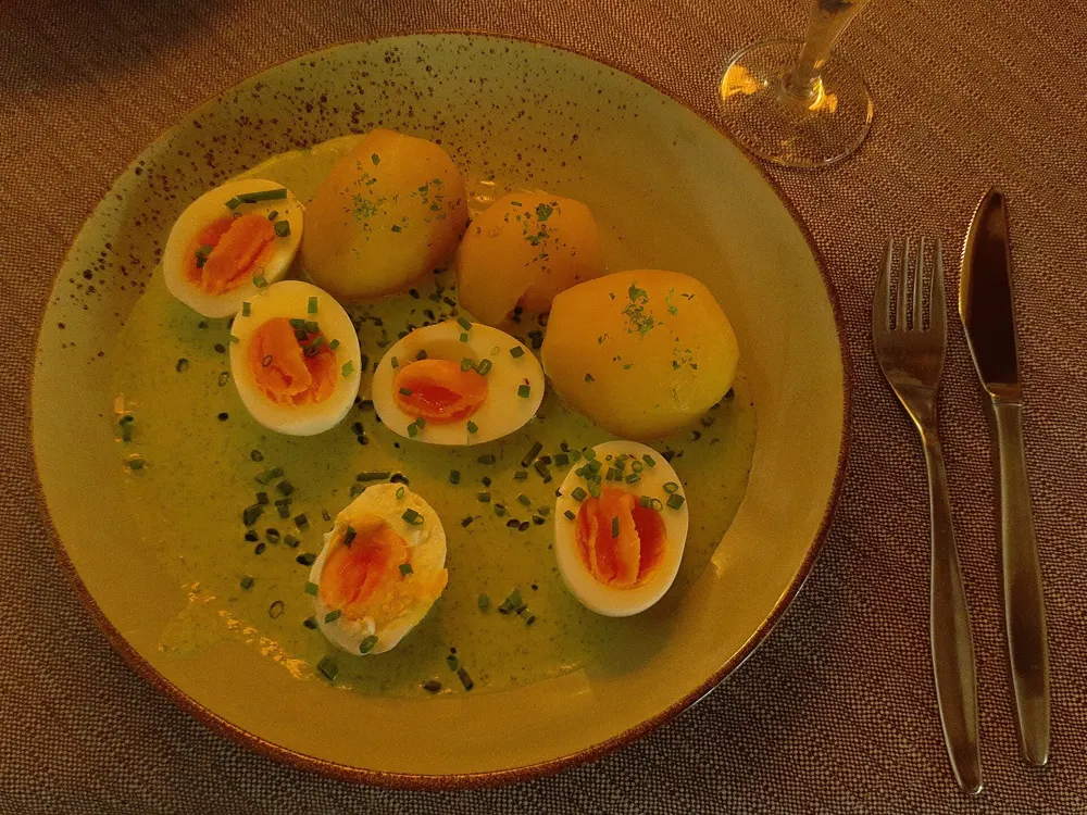 Huevos cocidos partidos por la mitad