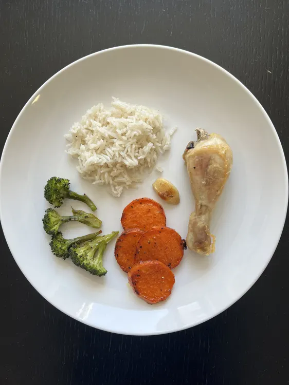 Plato con arroz, brócoli, zanahoria y pollo