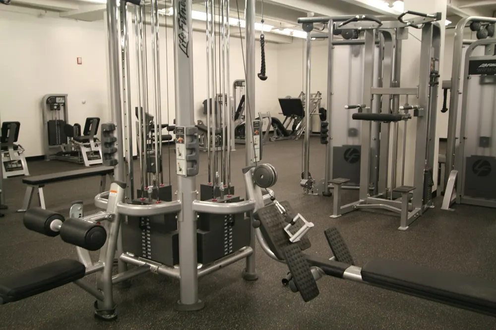 Máquinas de poleas y estaciones de fuerza en un gimnasio