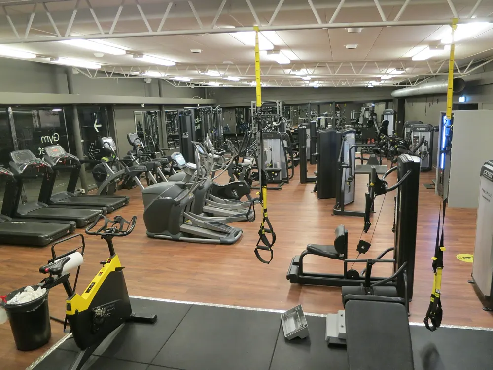Sala de musculación con máquinas, cintas y espalderas